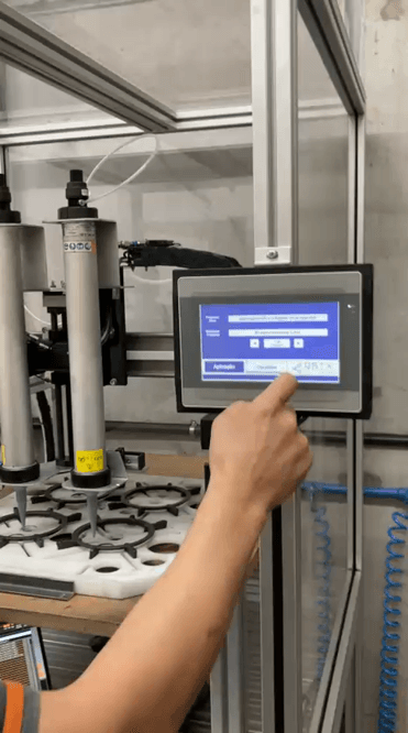 Aplicação de cola em fogões